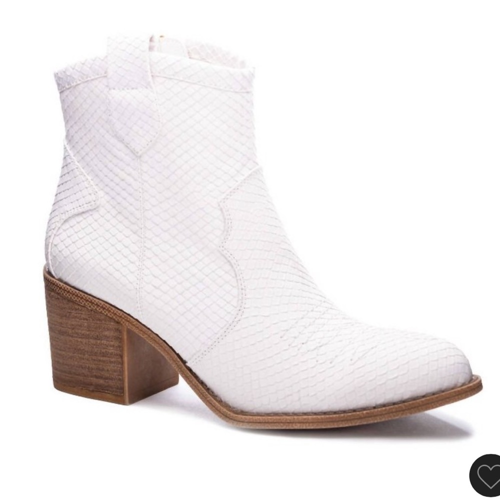Women’s Final Touch Unite Western BootieDirty Laundry White Textured Ankle Boots